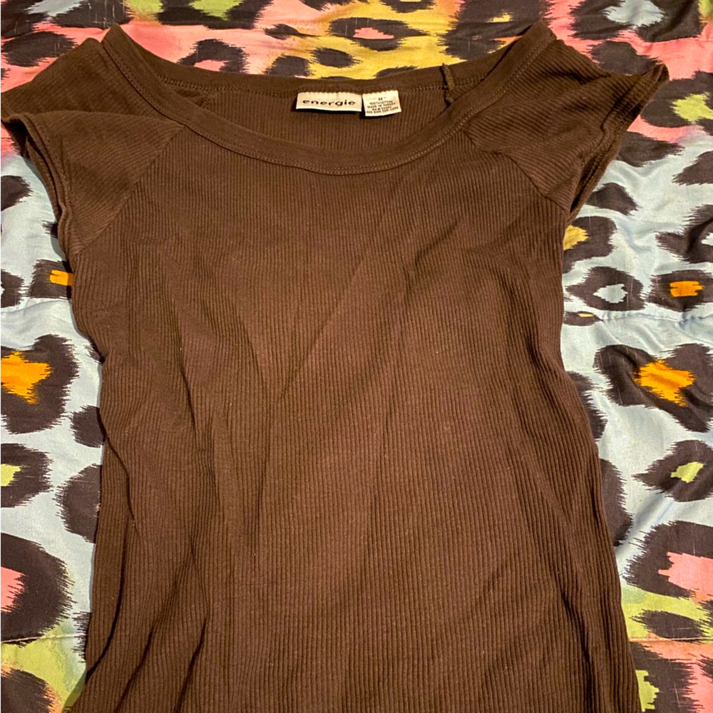 brown short sleeve top